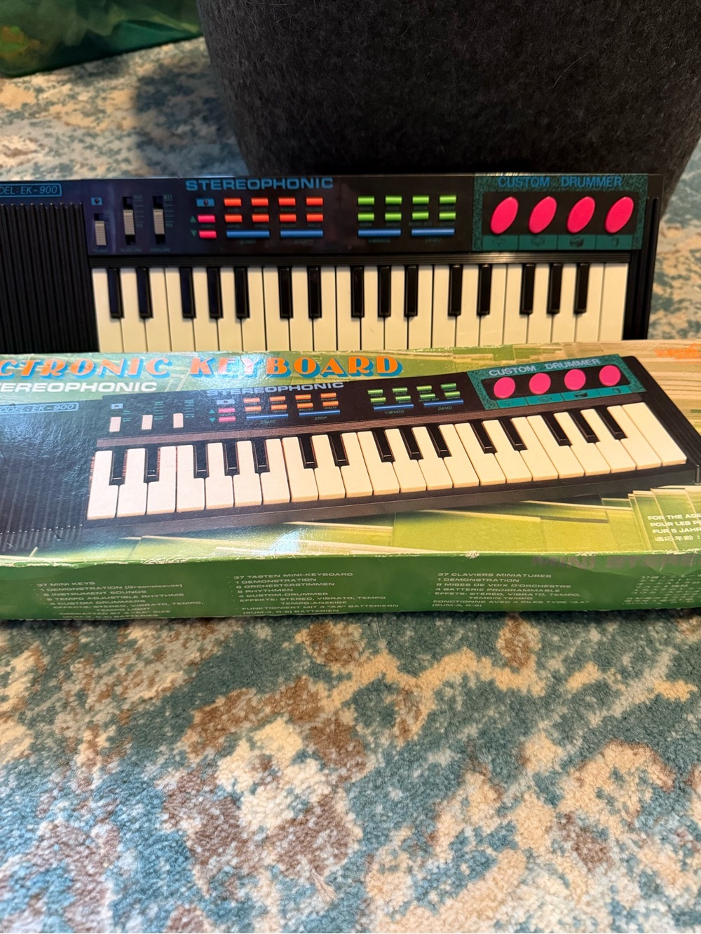 Stereophonic model EK-900 keyboard portable AA batteries to operate